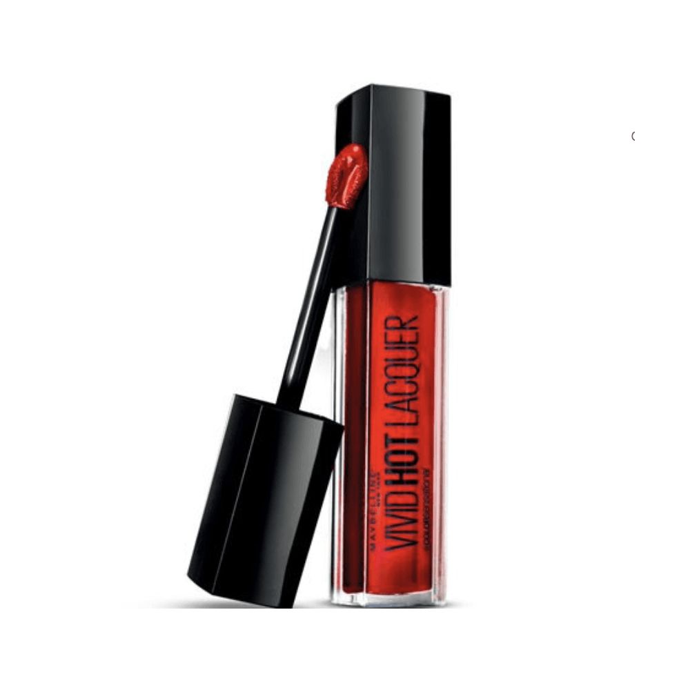 Roter Lippenstift mit Applikator. Schwarzer Deckel liegt daneben. Schriftzug: VIVID HOT LACQUER, MAYBELLINE NEW YORK.