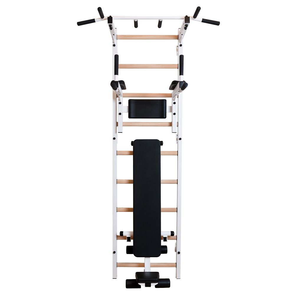 Fitness-System mit Sprossenwand, Klimmzugstange, Dip-Barren und Trainingsbank. Holz- und Metallkonstruktion, schwarz-weiß. Vertikale Ansicht.