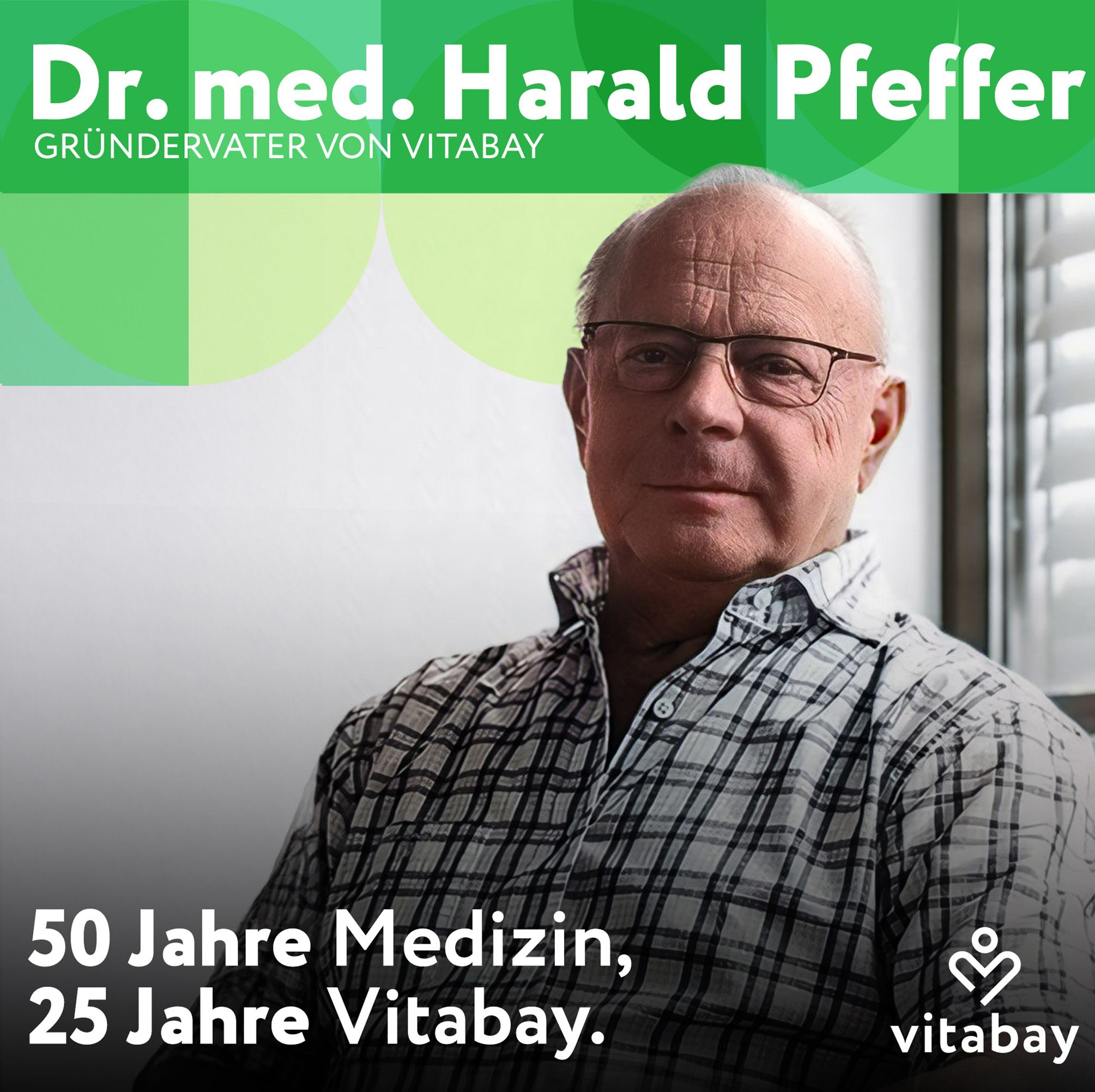 Porträt von Dr. med. Harald Pfeffer. Er trägt eine Brille und ein kariertes Hemd. Text: Gründer von Vitabay.