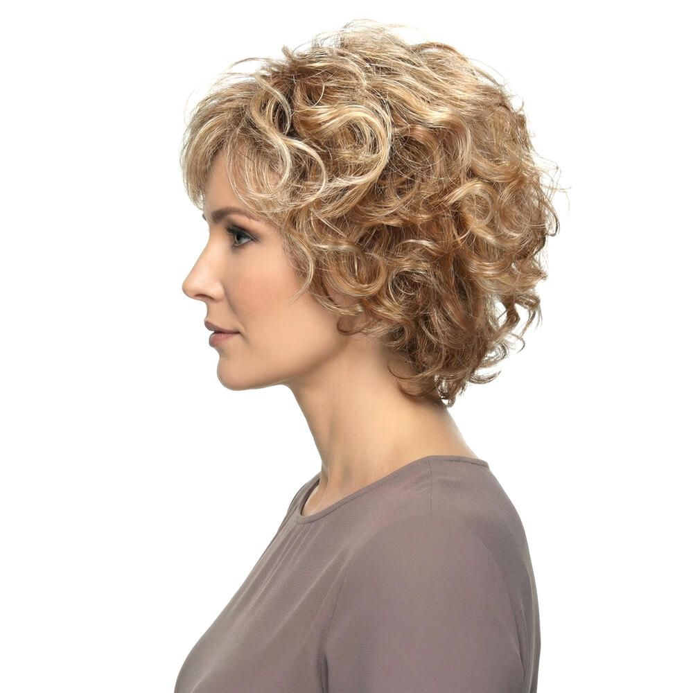 Kurze, blonde Perücke mit Locken. Seitenansicht einer Frau, die die Perücke trägt. Die Haare sind wellig und haben blonde Strähnen.