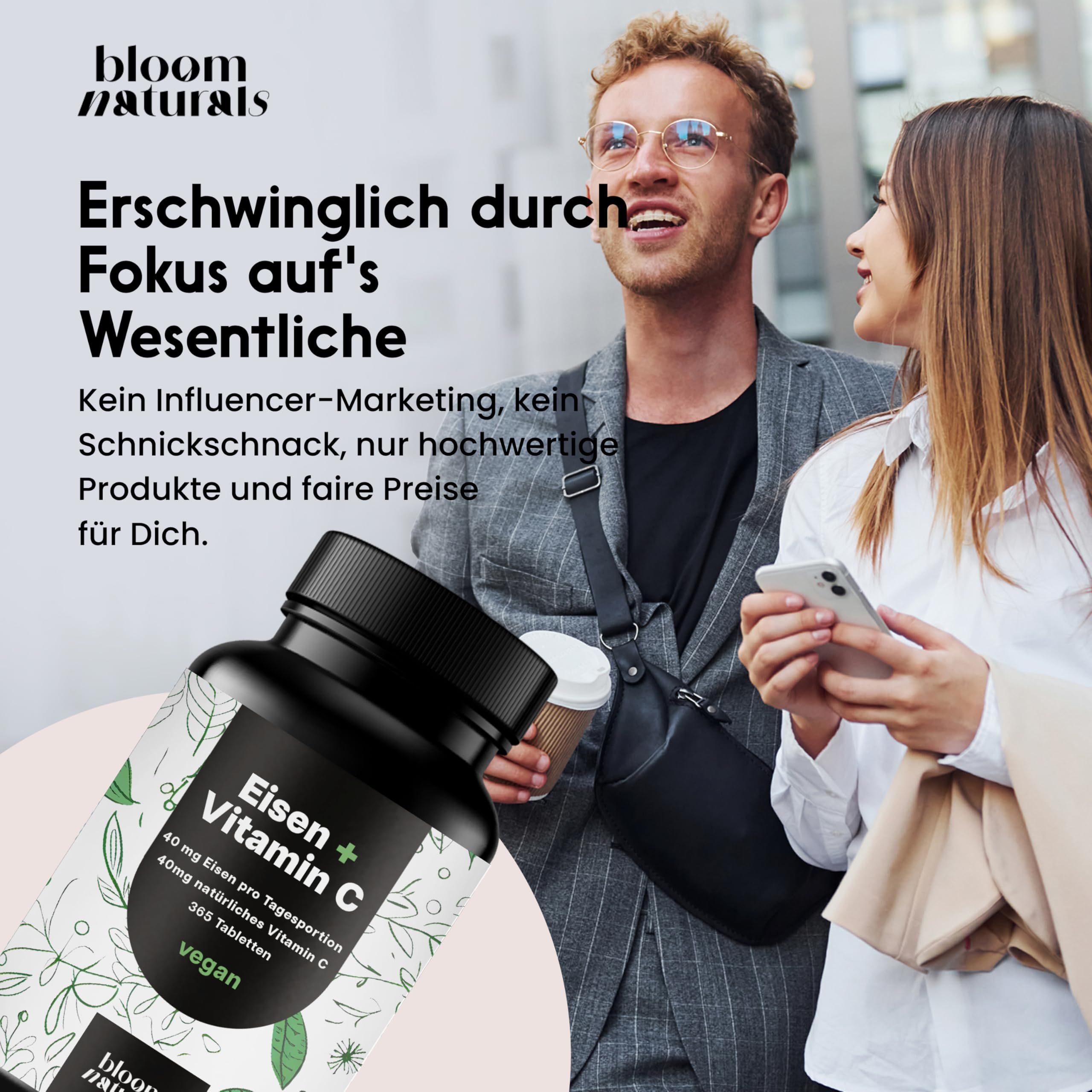Mann und Frau gehen. Produktflasche. Text: Erschwinglich durch Fokus auf's Wesentliche.