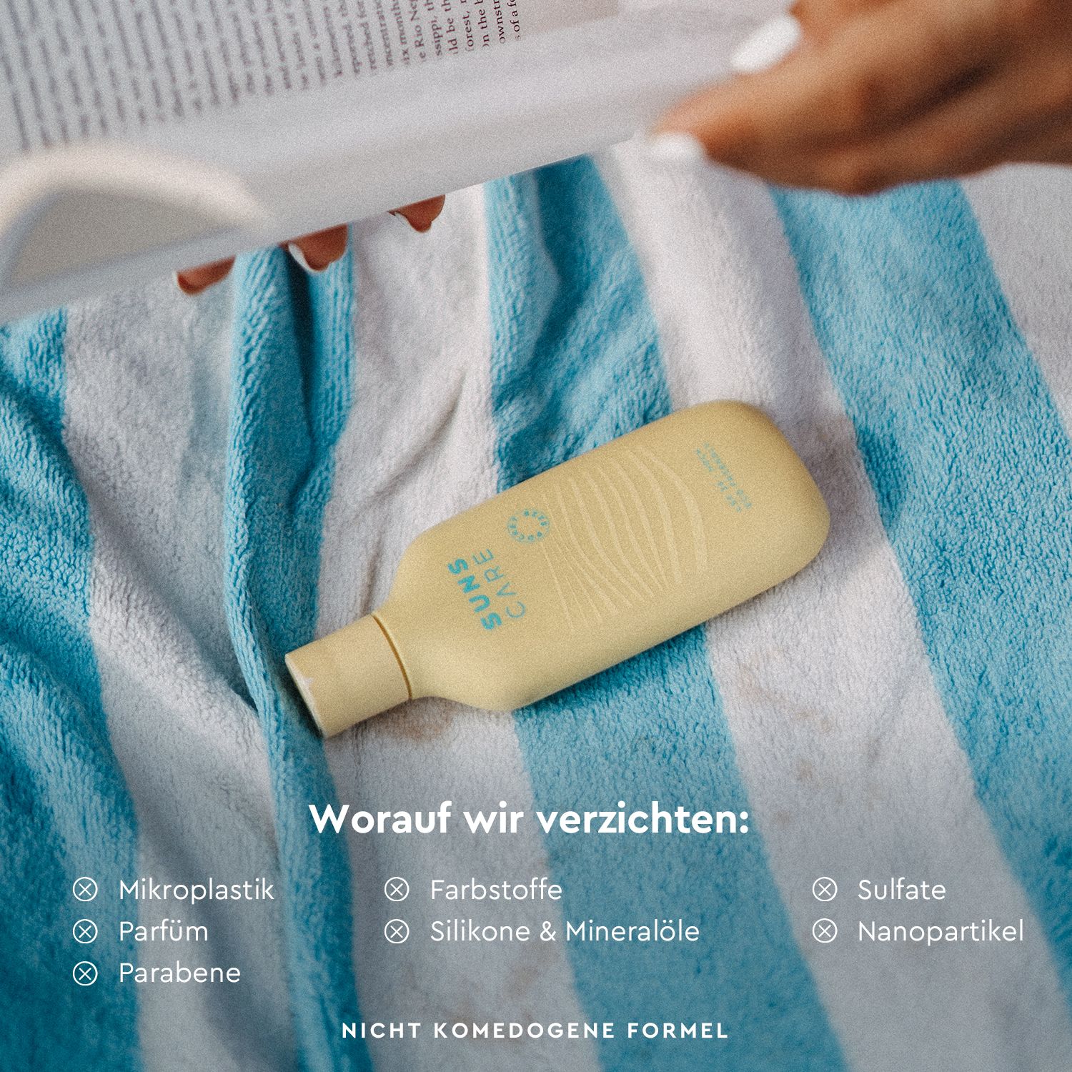 Gelbe SUNS CARE-Flasche auf blau-weiß gestreifter Decke. Text: Ohne Mikroplastik, Parabene, Farbstoffe, Silikone & Mineralöle, Sulfate, Nanopartikel.