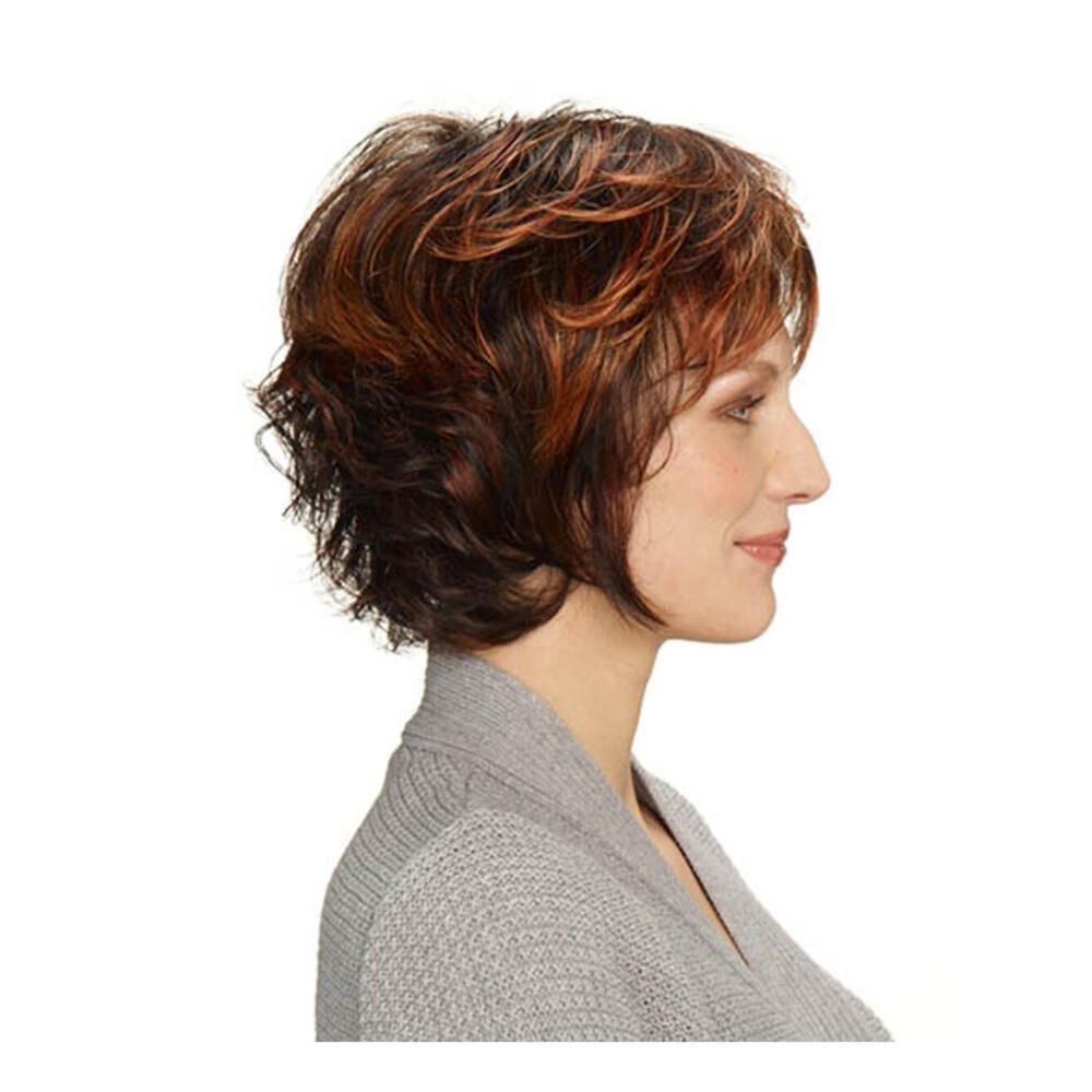 Profil einer Frau mit braun-rot gesträhnter Perücke. Grauer Cardigan. Weißer Hintergrund.