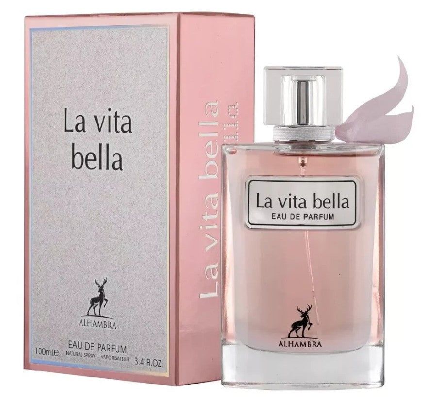 Rosa Flakon mit weißem Etikett und Aufschrift La vita bella. Rosa Verpackung mit gleichem Schriftzug. Marke Alhambra.