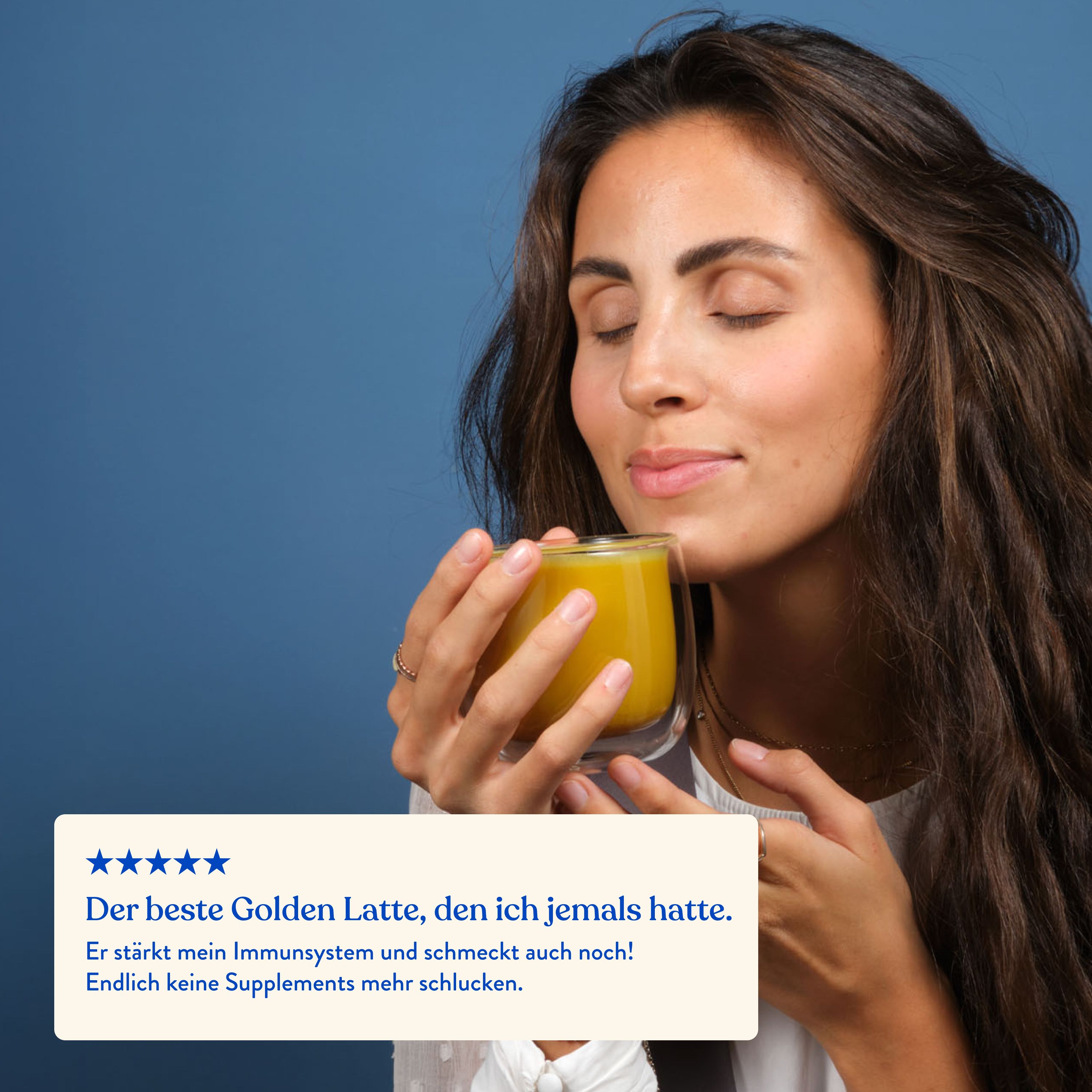 Frau hält ein Glas Golden Oat Latte. Zitat: "Der beste Golden Latte, den ich jemals hatte."