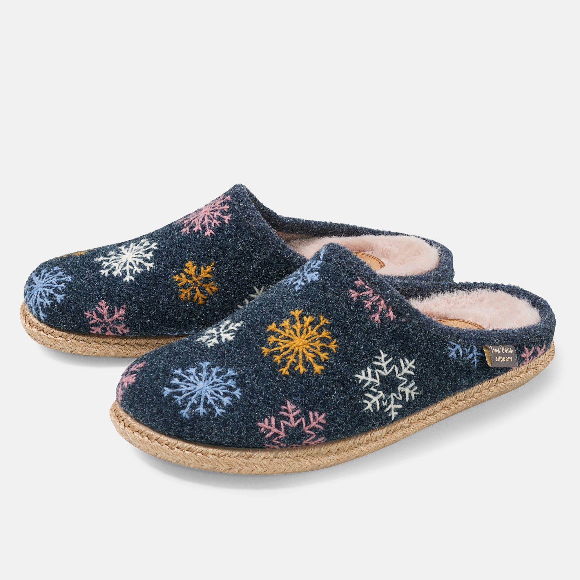 Dunkelblaue Pantolette mit Schneeflockenmuster. Beige Sohle, Innenfutter rosa. Label: Tina Fine Slippers.