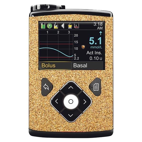 Medizinische Gerät mit Display und goldfarbener Oberfläche. Zeigt Messwerte und Uhrzeit an. Steuerungselemente sind sichtbar.