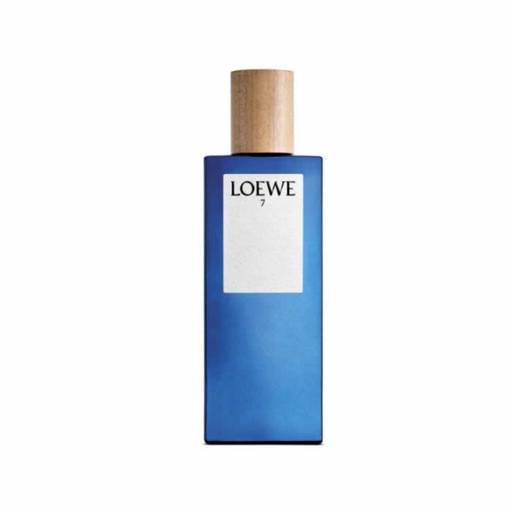 Blaues Parfümflakon mit Holzdeckel. Auf weißem Etikett steht "LOEWE 7". Rechteckige Form.