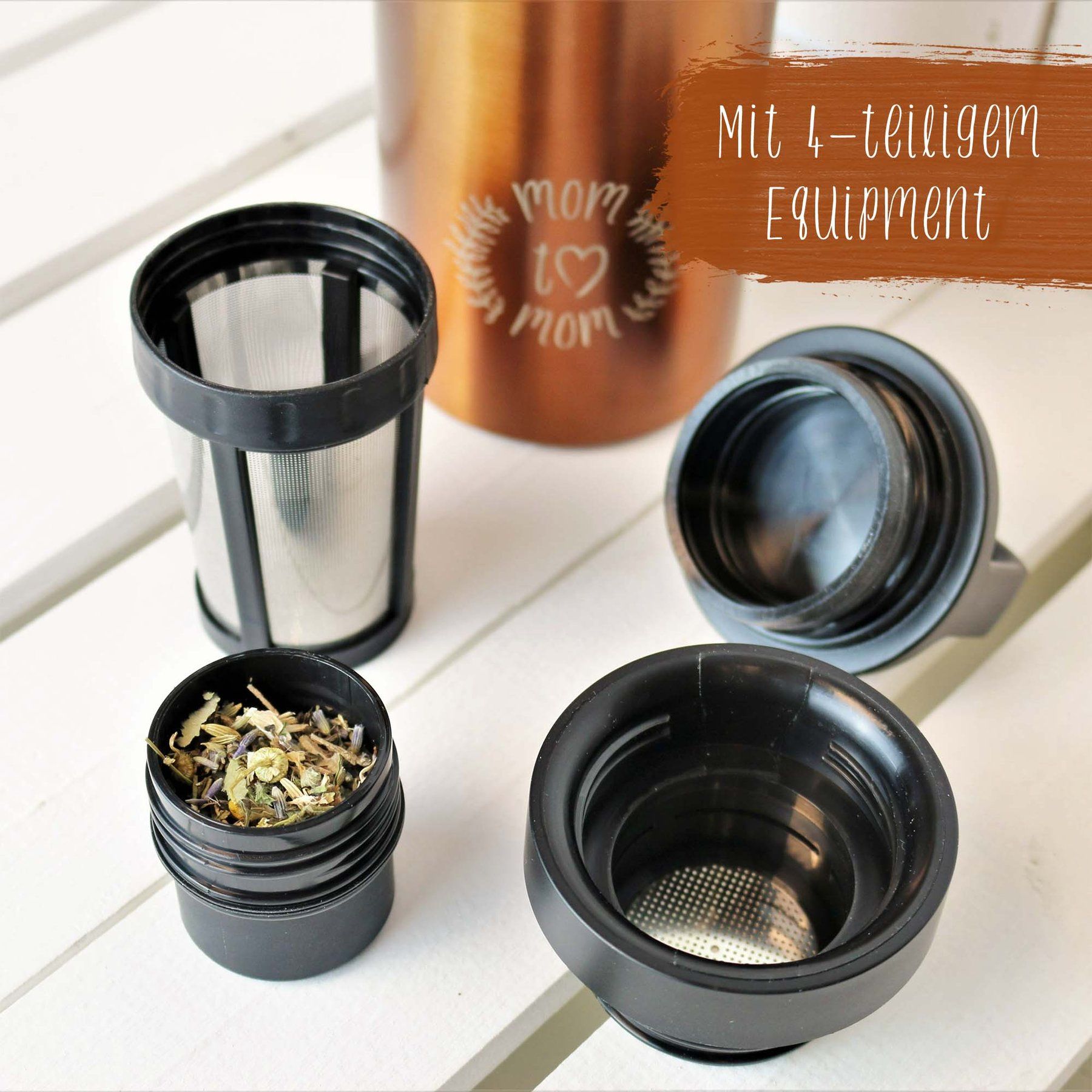 Kupferfarbene Thermosflasche mit 4-teiligem Equipment. Edelstahl. Gravur: mom to mom mit Herz. Schwarze Deckel und Teesieb.