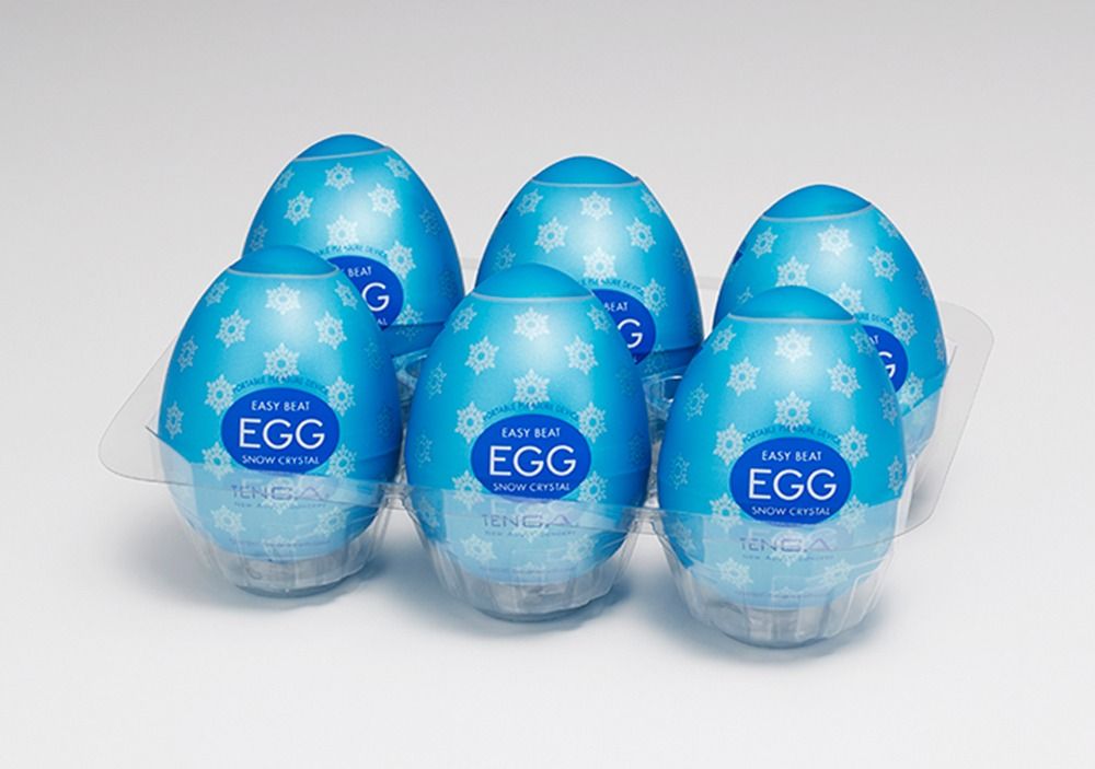 Sechs blaue, eiförmige Produkte in einer transparenten Verpackung. Aufschrift: "EASY BEAT EGG SNOW CRYSTAL".