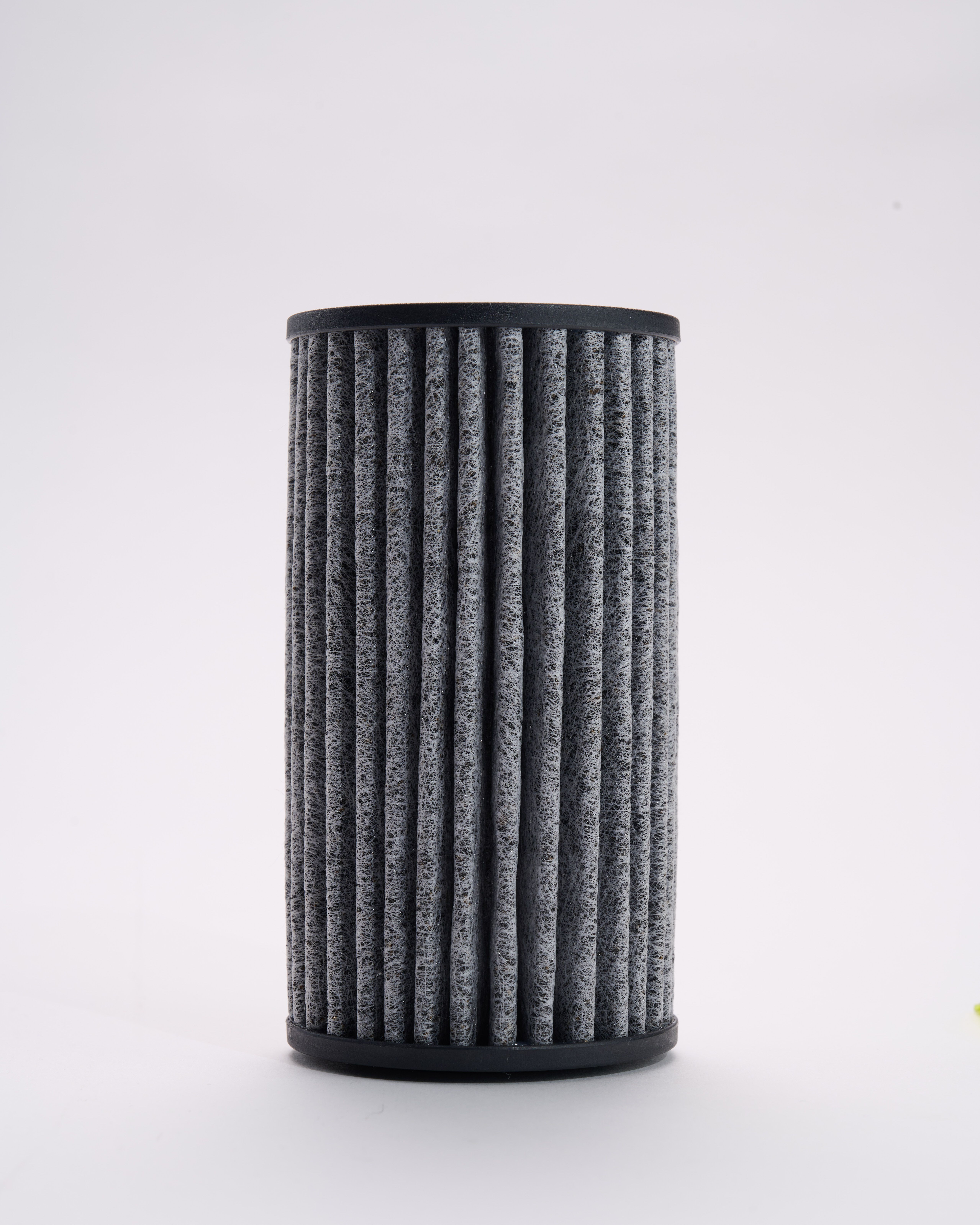 Zylindrischer Filter mit geriffelter Oberfläche. Schwarze Endkappen. Graue Filterstruktur.