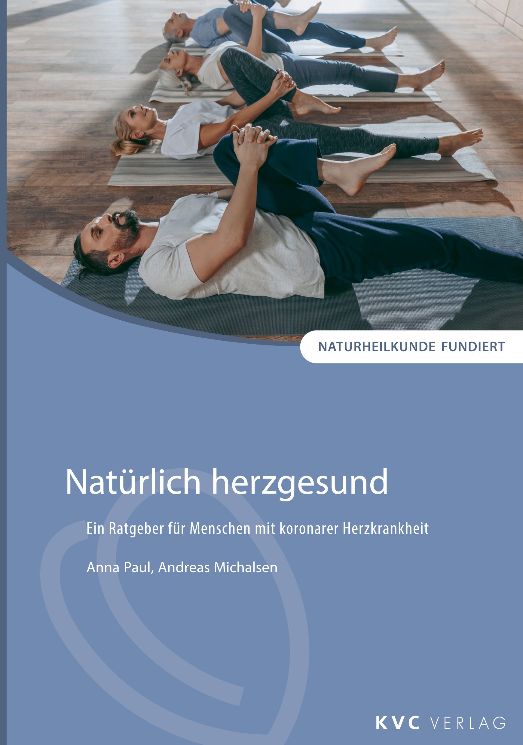 Buchcover: "Natürlich herzgesund". Titel, Autoren, Verlag. Hintergrund: Personen auf Yogamatten.
