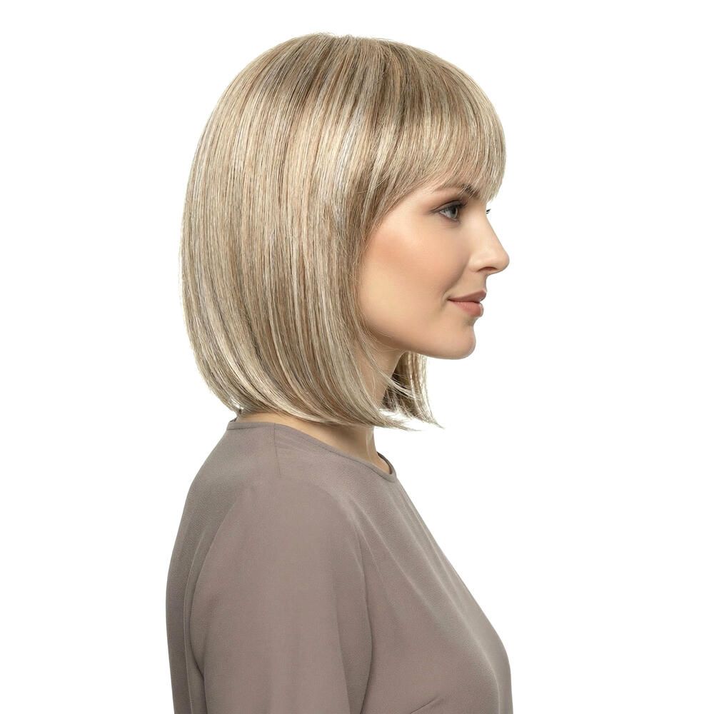 Perücke Mola von trendhair. Blondes Haar mit Pony. Frau im Profil. Mittellange, glatte Frisur. Braunes Oberteil.