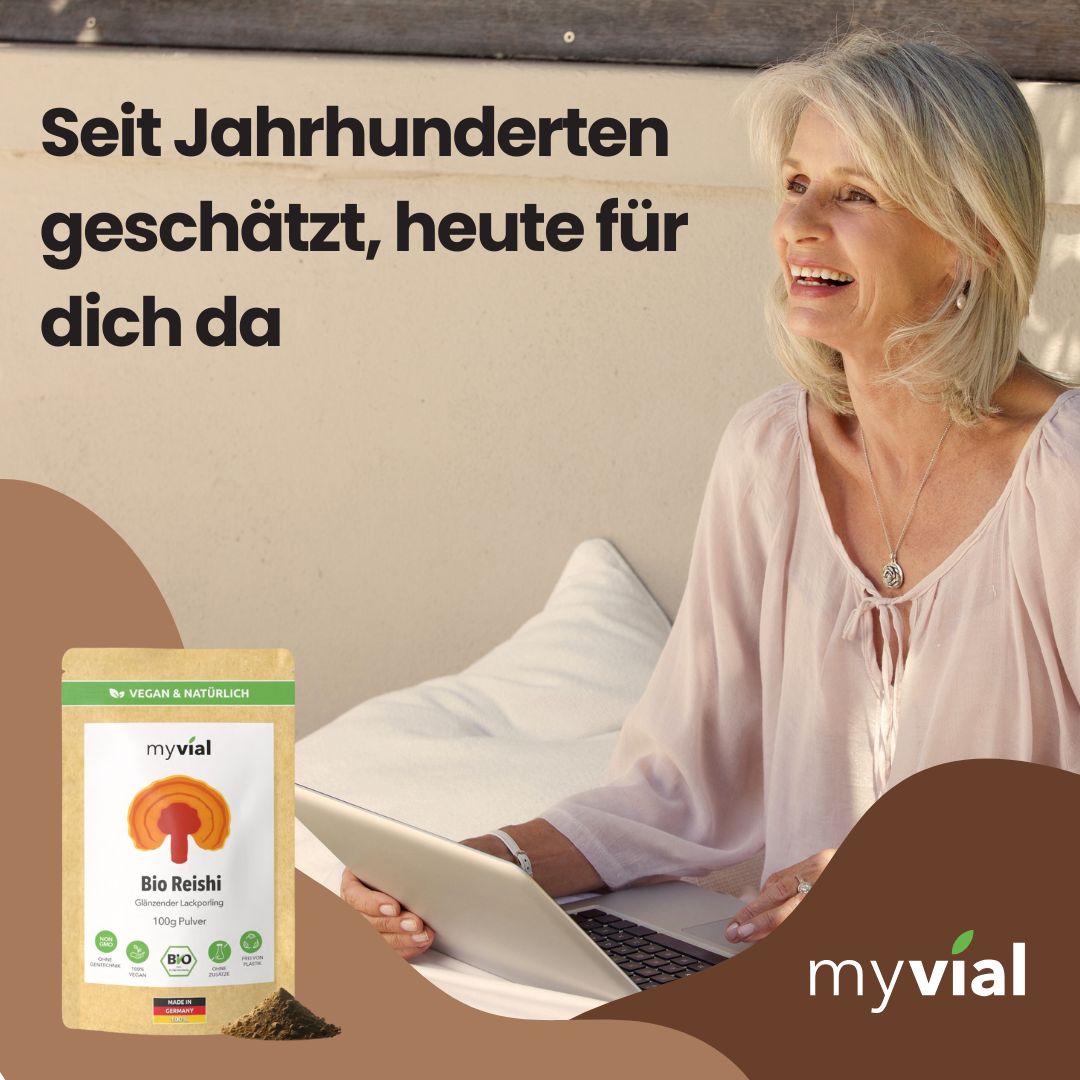 Frau am Laptop mit myvial Bio Reishi Pulver Beutel.