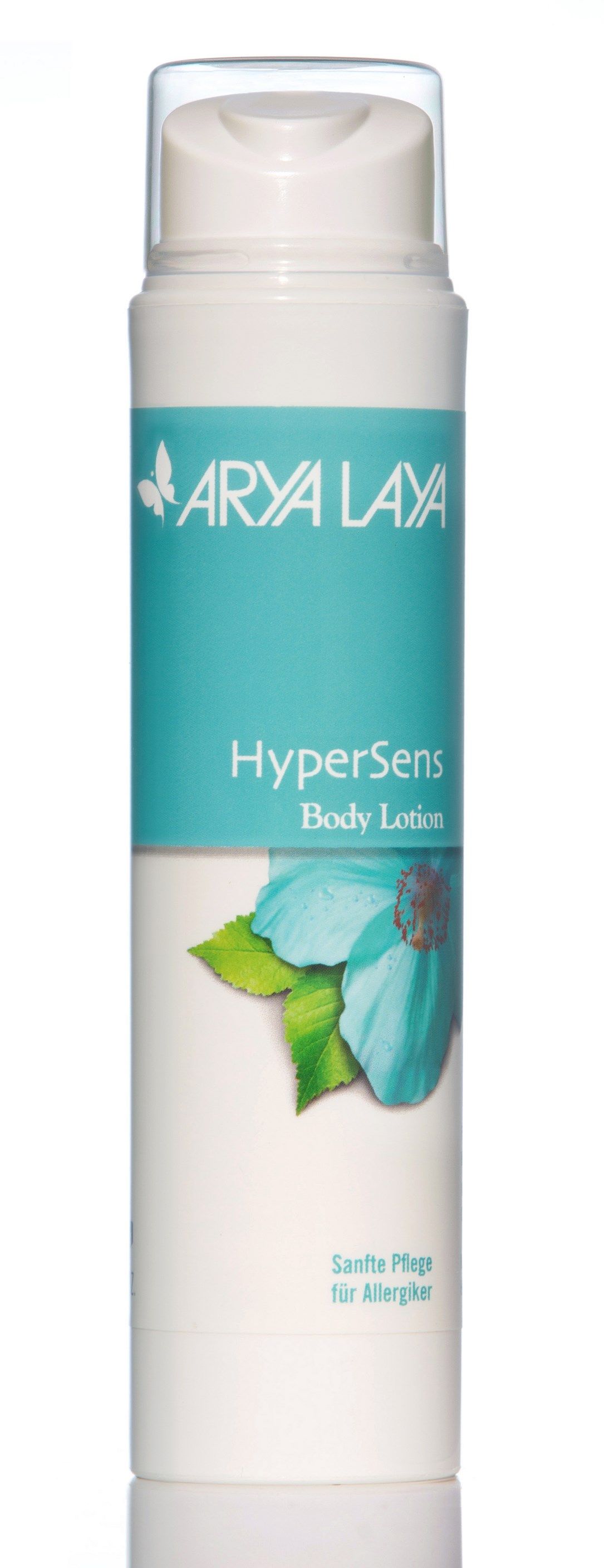 Arya Laya Hypersens Body Lotion. Weiße Flasche mit blauem Etikett. Text: Arya Laya, Hypersens Body Lotion. Sanfte Pflege für Allergiker. Mit Blütendekor.