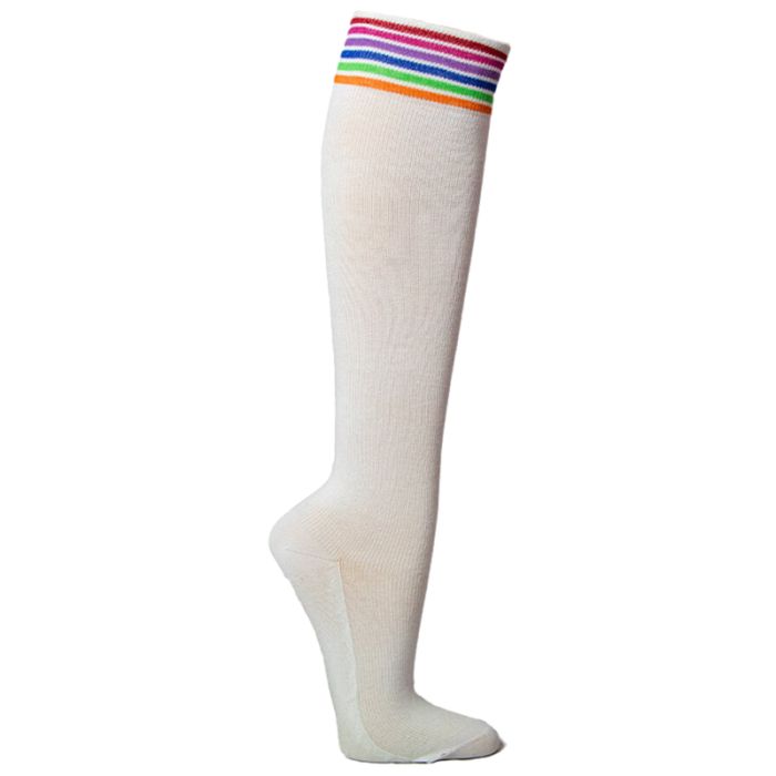 Strumpf in Cremefarbe mit farbigem Streifen am oberen Rand. Der Strumpf bedeckt das Bein bis zum Knie.