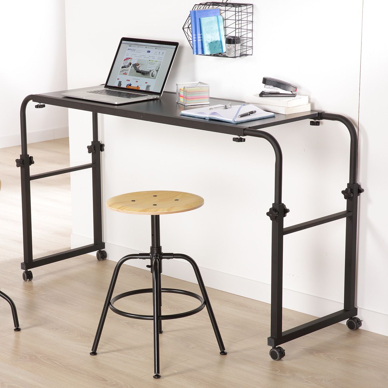 Betttisch mit Laptop, Stuhl und Accessoires. Höhenverstellbar, mit Rollen.