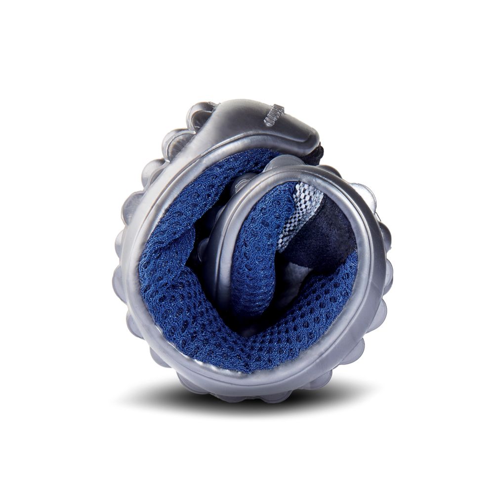 Blauer Barfußschuh, gefaltet. Graue Sohle mit Noppen. Mesh-Obermaterial. Flexibles Design.