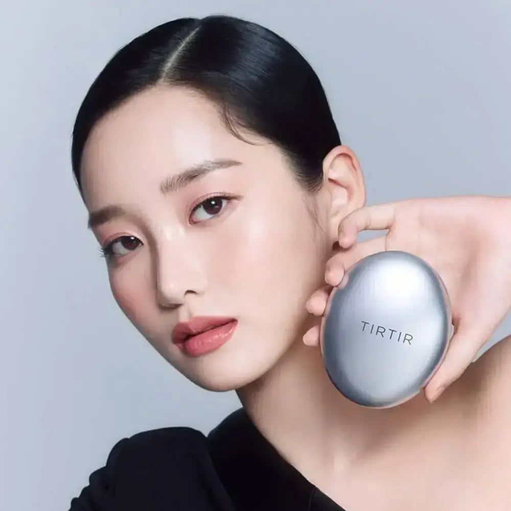 Frau hält silberfarbenen Behälter. Text: TIRTIR.