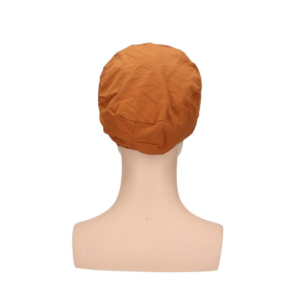 Ockerfarbener Turban auf einer Schaufensterpuppe. Rückansicht. Stoff mit Falten. Für Kopfbedeckung.