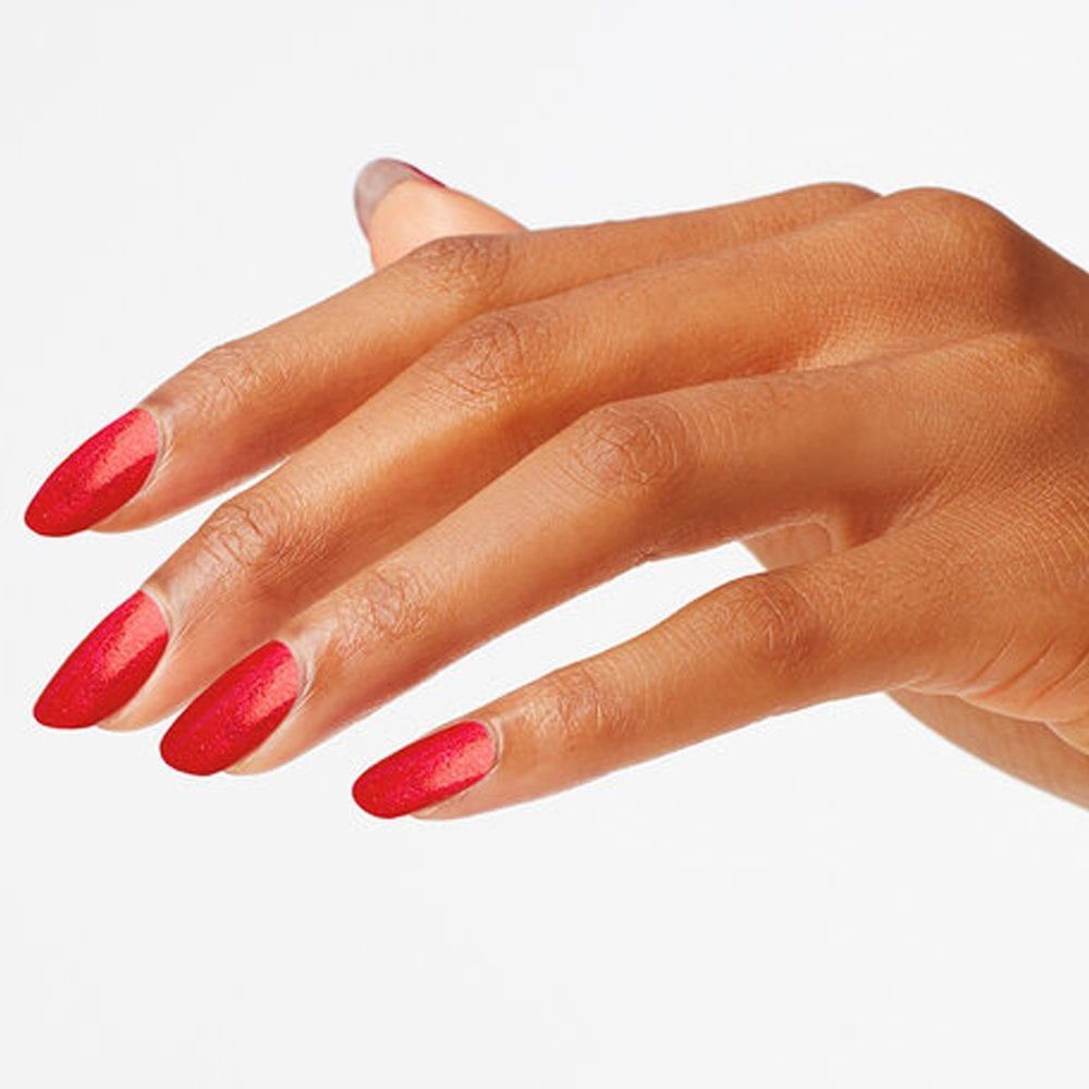 Hand mit lackierten Nägeln. Die Nägel sind rot und glänzend. Der Hintergrund ist weiß.