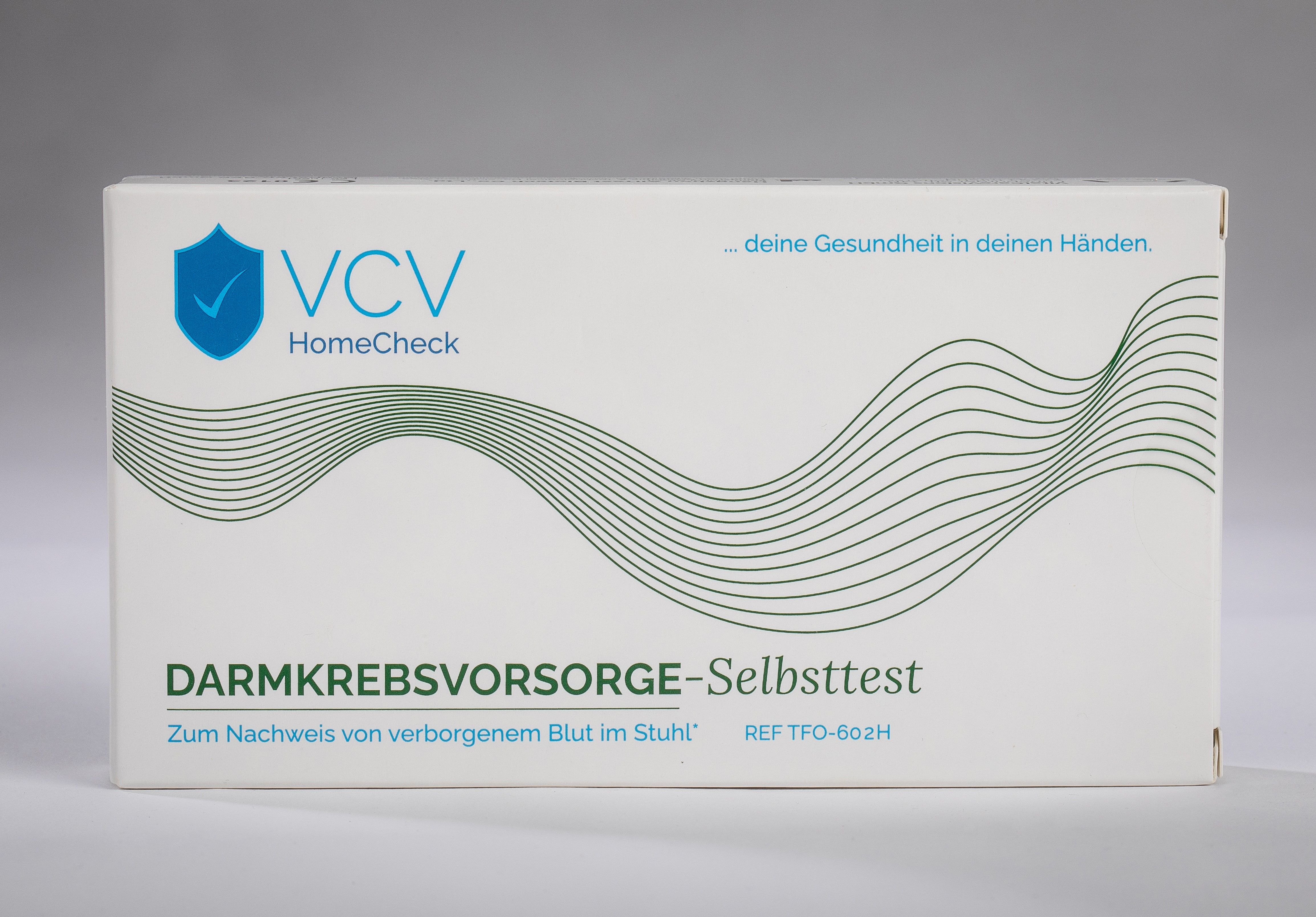 VCV HomeCheck Darmkrebsvorsorge-Selbsttest. Weiße Verpackung mit grünen Wellen und Logo. Text: Zum Nachweis von verborgenem Blut im Stuhl.
