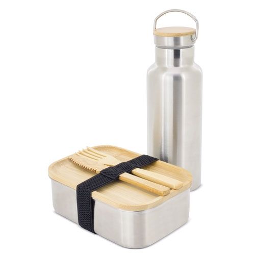 Edelstahl-Trinkflasche und Brotdose mit Bambusdeckel, Besteck und schwarzem Band. Auf weißem Hintergrund.