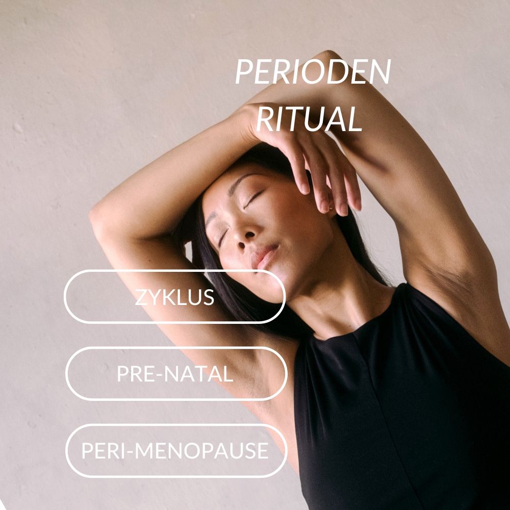 Frau mit geschlossenen Augen und erhobenen Armen. Text: PERIODEN RITUAL, ZYKLUS, PRE-NATAL, PERI-MENOPAUSE.