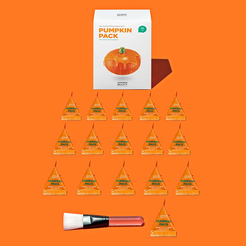 Orangefarbener Hintergrund. 16 dreieckige Beutel, Pinsel und Verpackung mit Kürbis-Illustration. Text: PUMPKIN PACK.