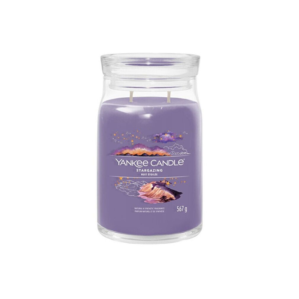 Glas mit Kerze. Violette Farbe, Deckel. Aufschrift: Yankee Candle, Stargazing. Gewicht: 567g.