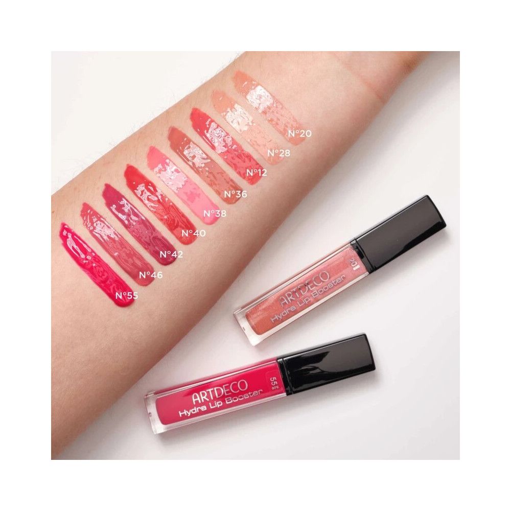 Arm mit Lipgloss-Swatches. Zwei Artdeco Hydra Lip Booster-Tuben. Farbtöne: N°20, N°12, N°36, N°38, N°40, N°42, N°46, N°55.