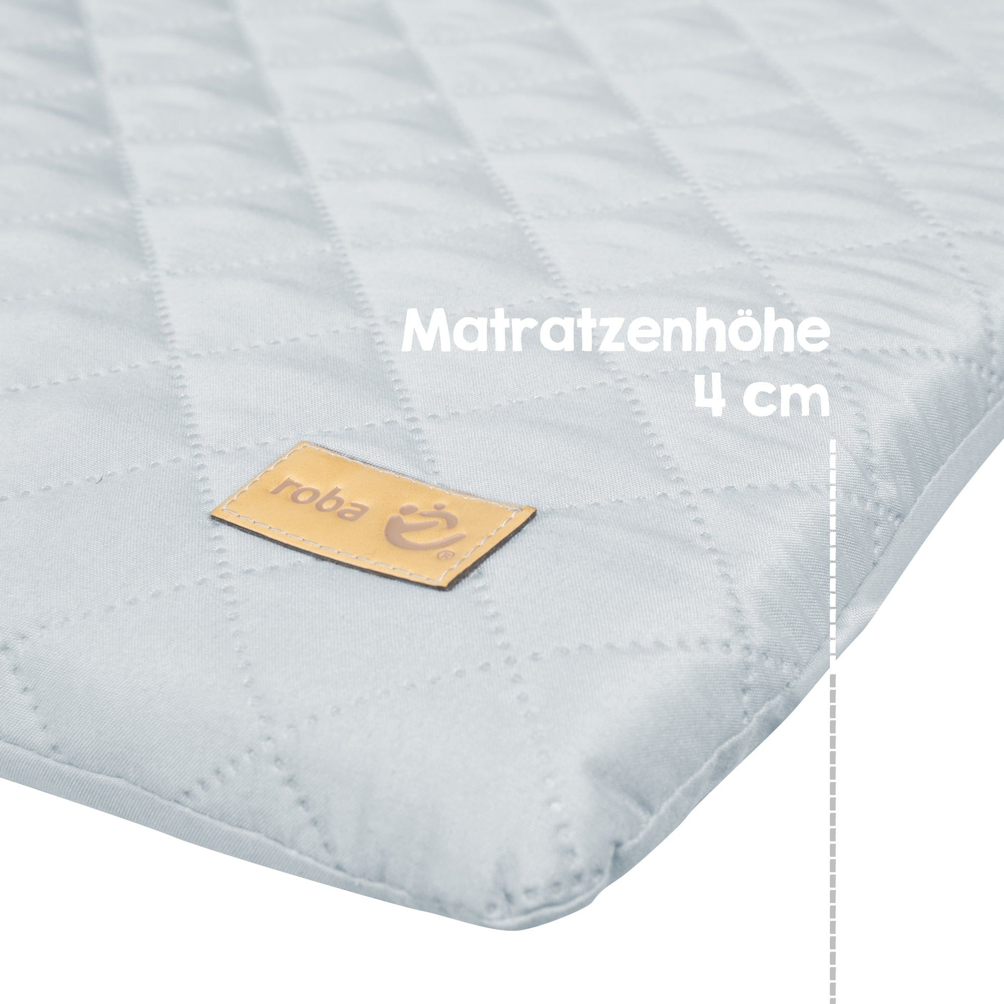 Nahaufnahme der Wickelauflage. Steppmuster. Label mit Logo. Matratzenhöhe 4 cm.