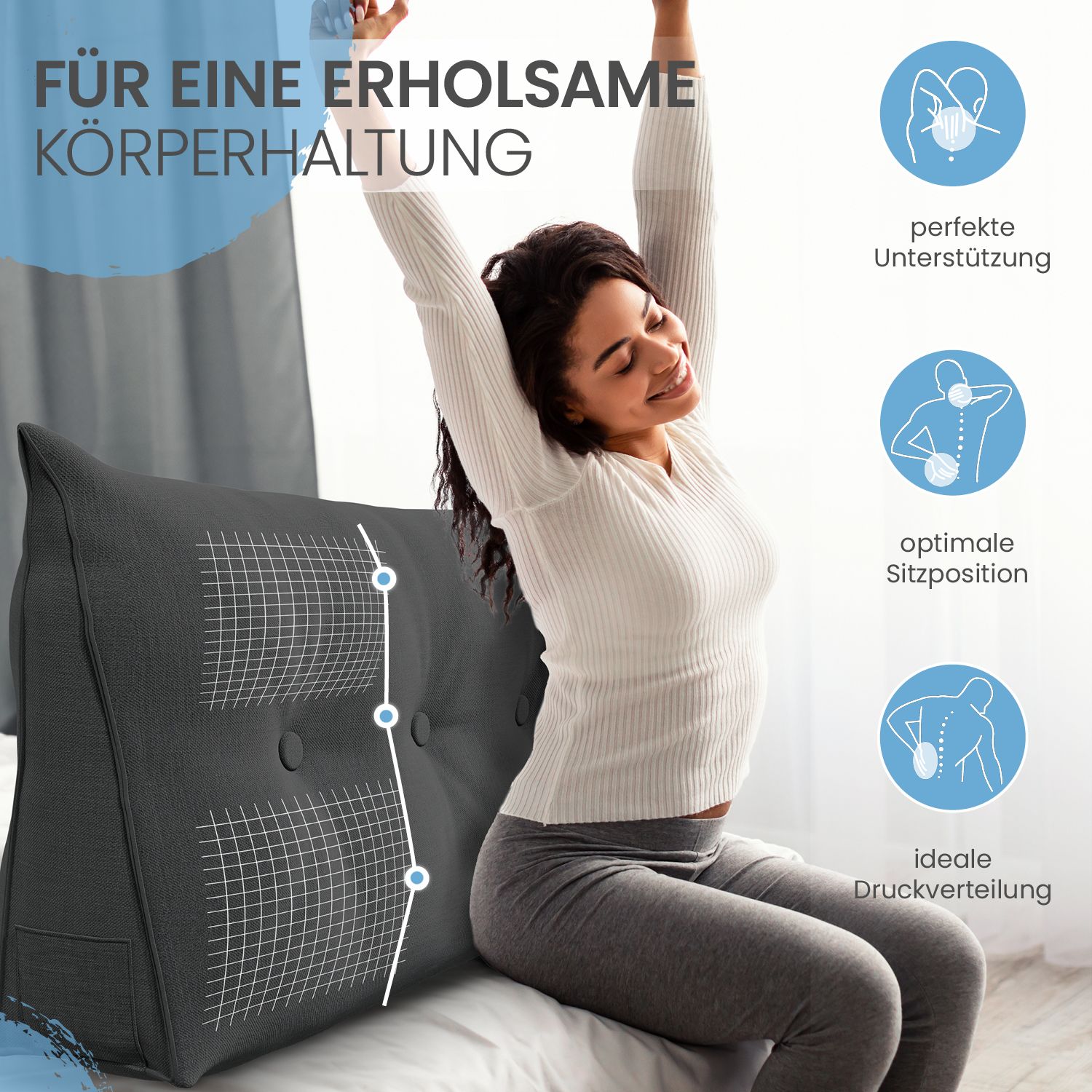 Graues Keilkissen mit Knöpfen. Frau sitzt und dehnt sich. Text: FÜR EINE ERHOLSAME KÖRPERHALTUNG.