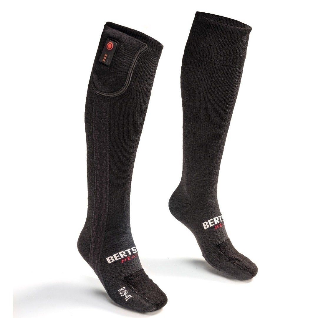 Zwei schwarze BERTSCHAT® beheizbare Socken. Eine Socke zeigt ein Bedienfeld. Beide haben das Logo und die Größe.