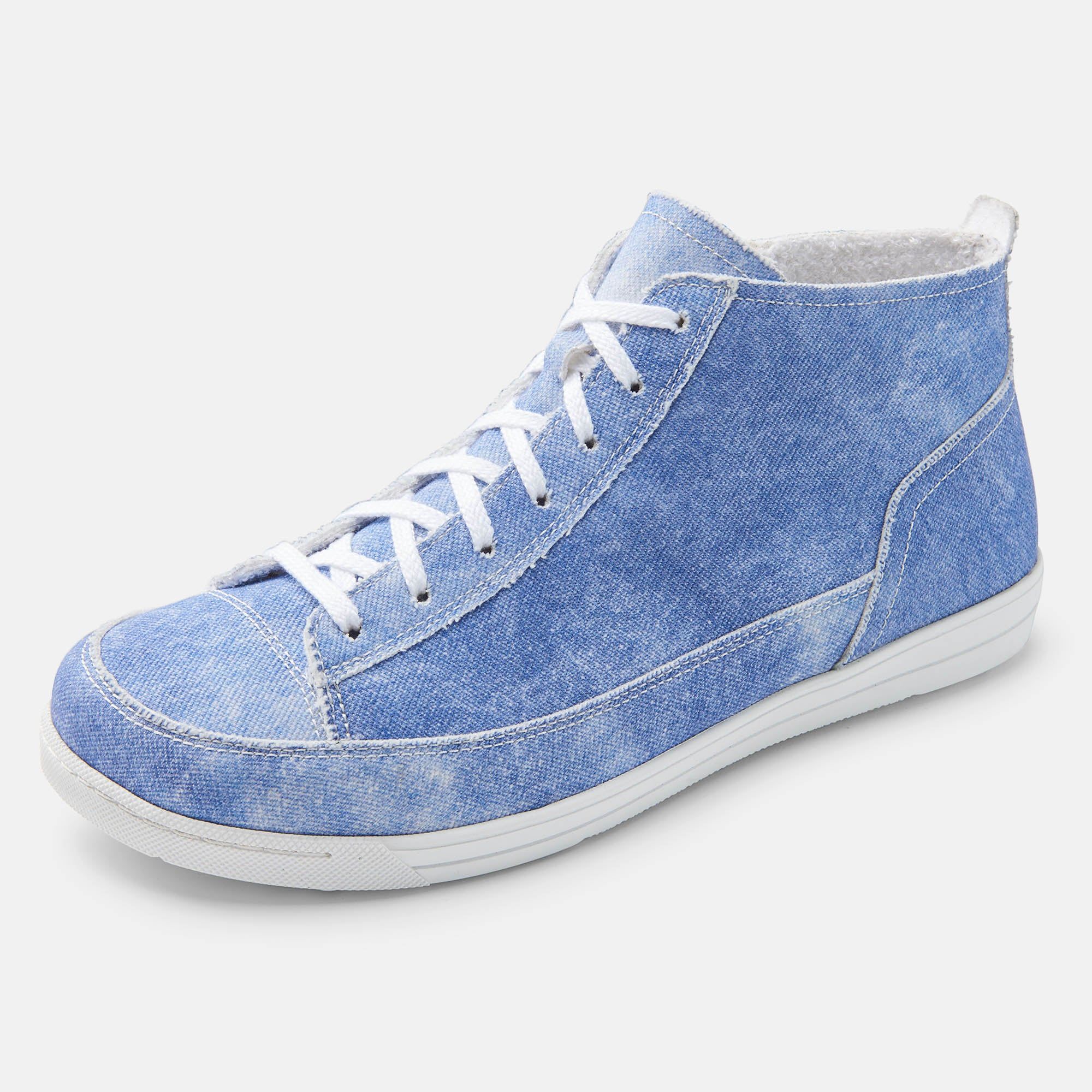 Blaue Stiefelette mit weißer Schnürung und Sohle. Innenfutter aus hellem Stoff. Hellblauer Jeansstoff. Seitenansicht.