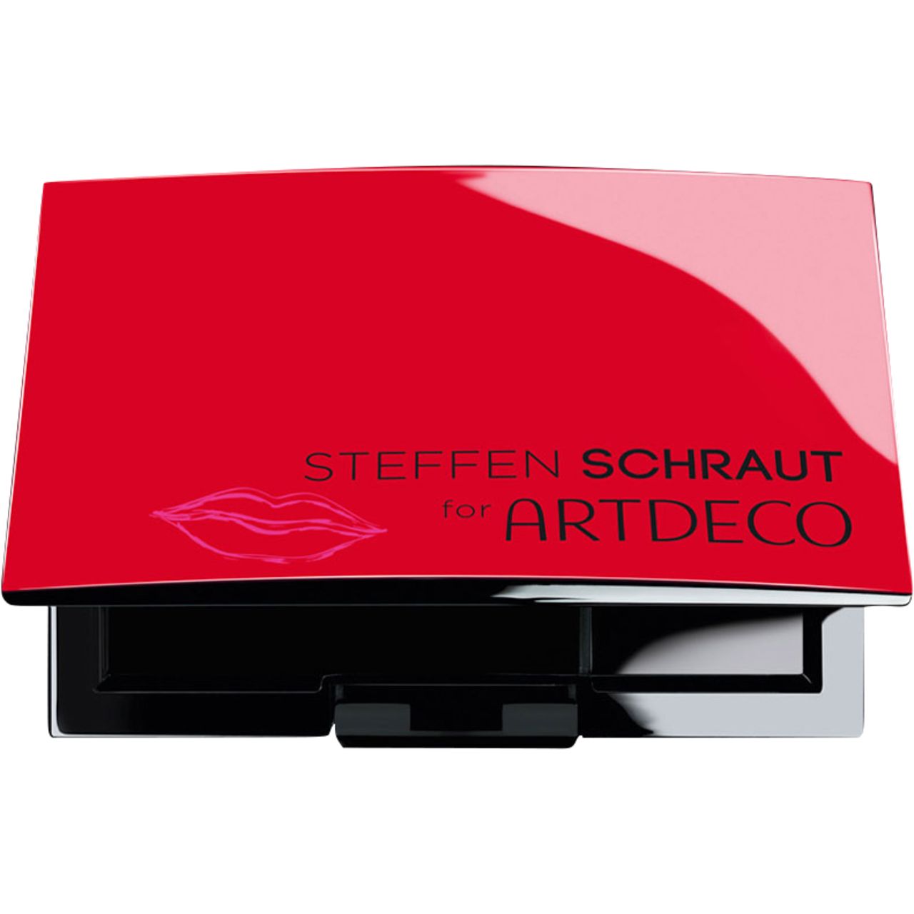 Rote Beauty Box "Quattro" von Artdeco. Deckel mit Schriftzug "Steffen Schraut for Artdeco" und Lippen-Umriss. Schwarzer Rahmen.