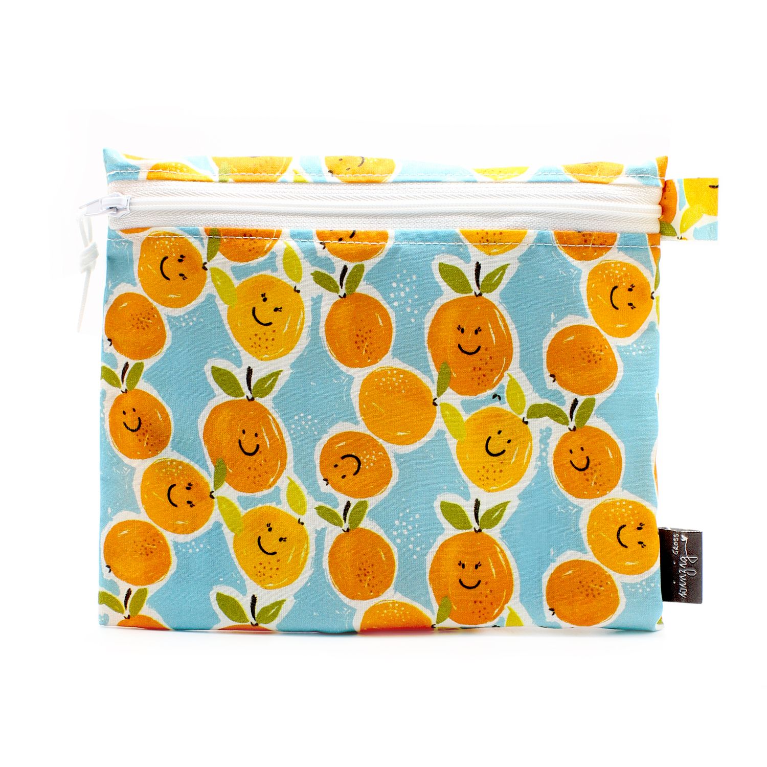 Beutel mit Orangenmuster und Reißverschluss. Hellblauer Hintergrund. Kleines Etikett mit Text.
