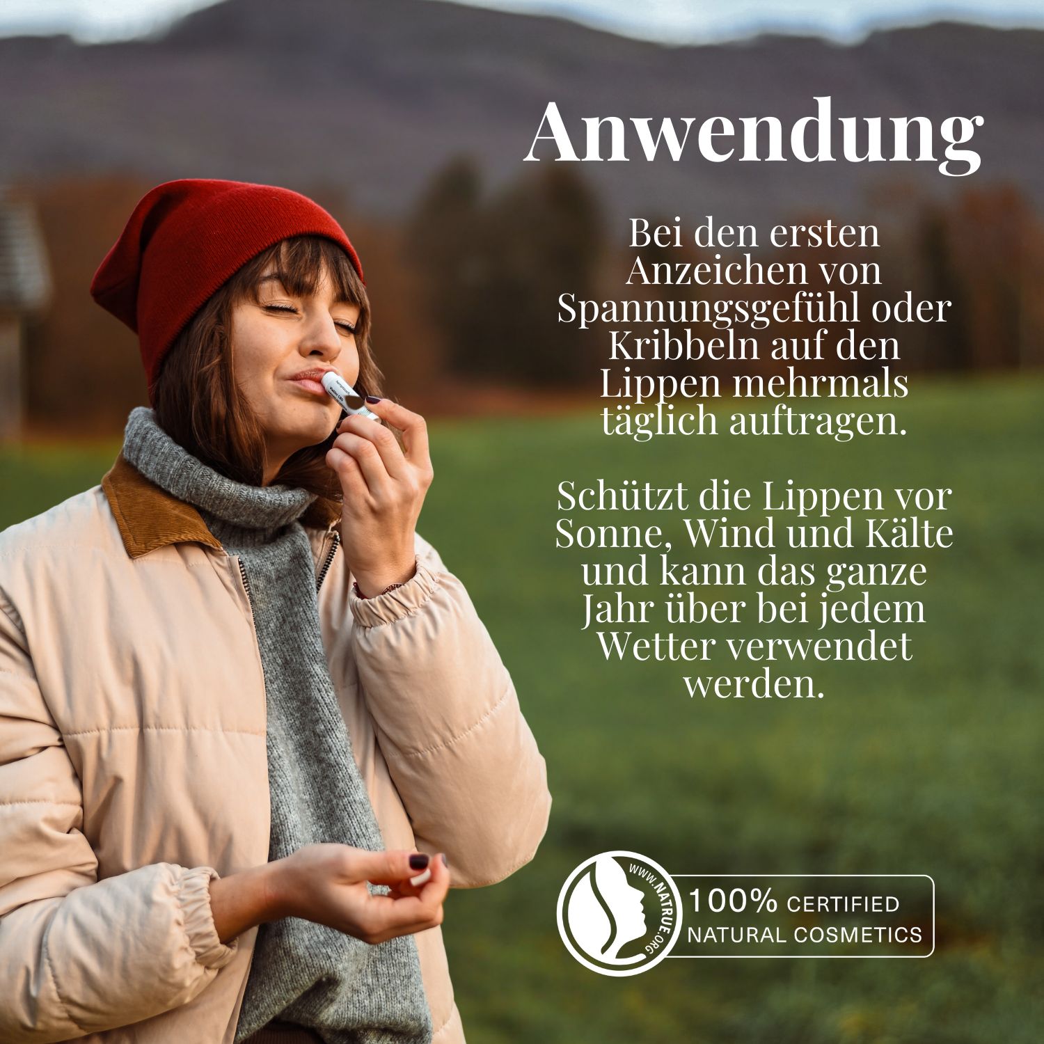 Frau trägt Lippenbalsam auf. 100% Certified Natural Cosmetics Siegel.