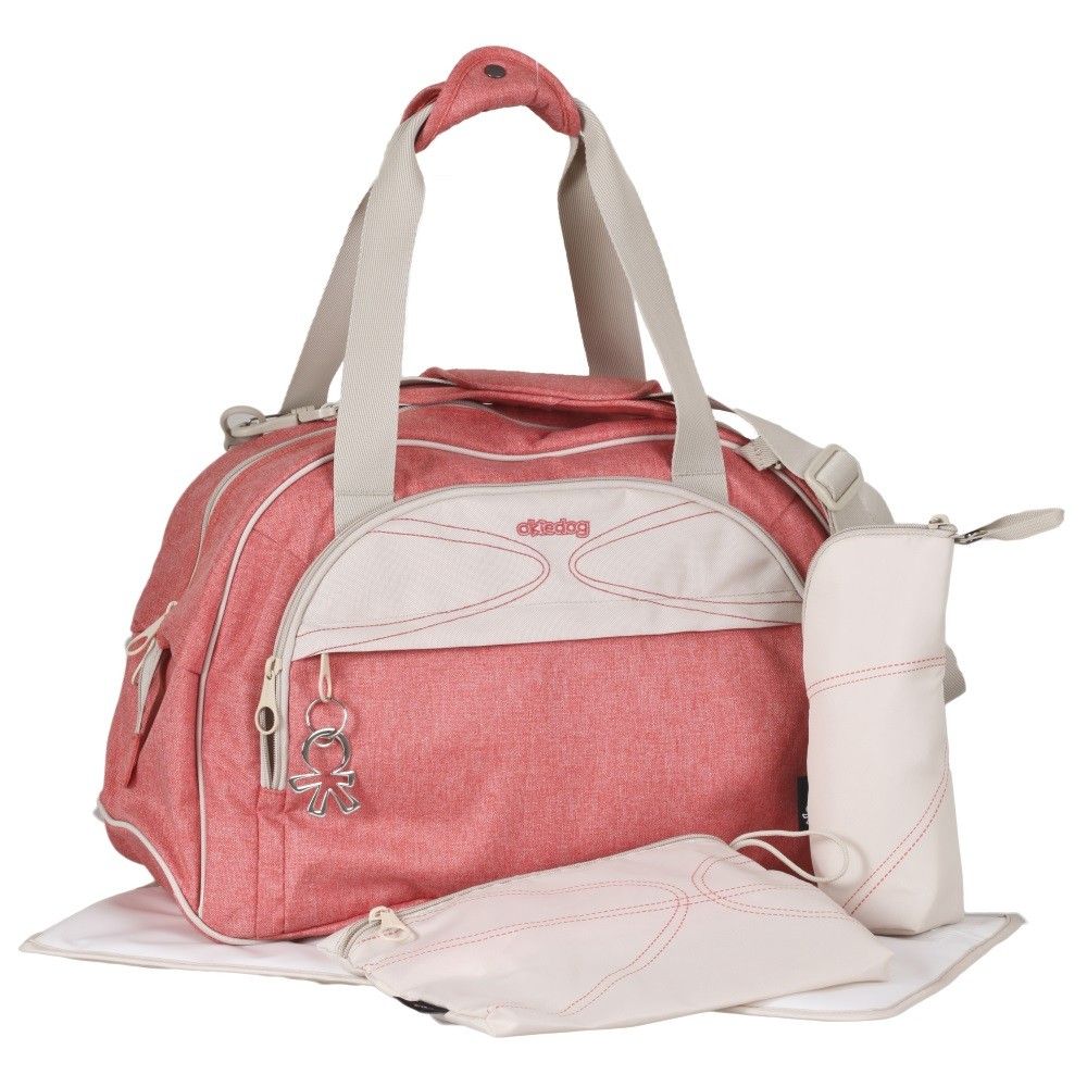 Rosa Okiedog Reisetasche Shuttle mit hellgrauen Akzenten. Enthält Wickelunterlage, Flaschenhalter und Tasche. Auf weißem Hintergrund.