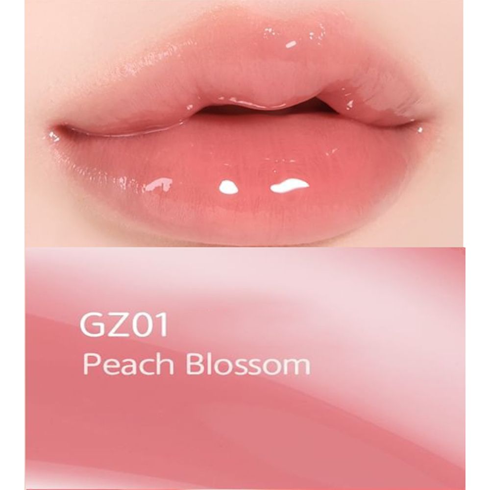 Nahaufnahme von Lippen mit glänzendem, rosafarbenem Lipgloss. Darunter steht "GZ01 Peach Blossom".