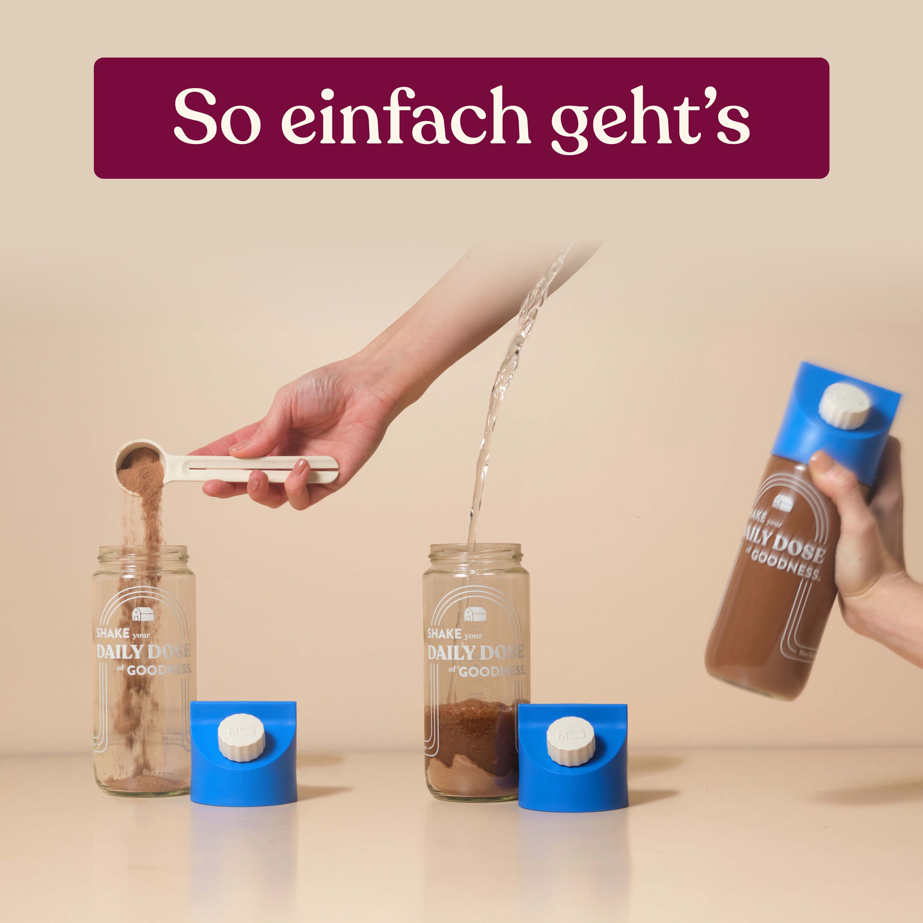 Hände gießen Kakao in Gläser. Aufschrift: So einfach geht's. Blaue Deckel und Messlöffel.