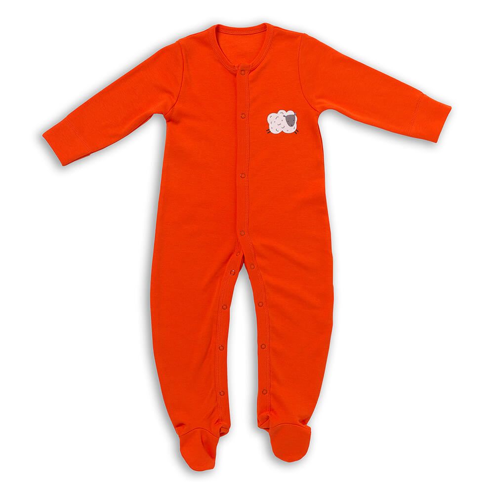 Oranger Baby-Schlafanzug. Langarm, Druckknöpfe, Fußteil. Kleines Schaf-Emblem.