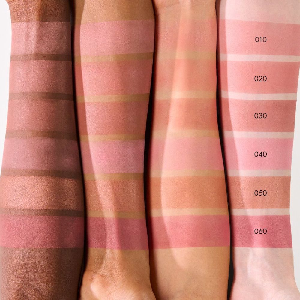 Arme mit Rouge-Swatches in verschiedenen Farbtönen. Farbnummern sind sichtbar.
