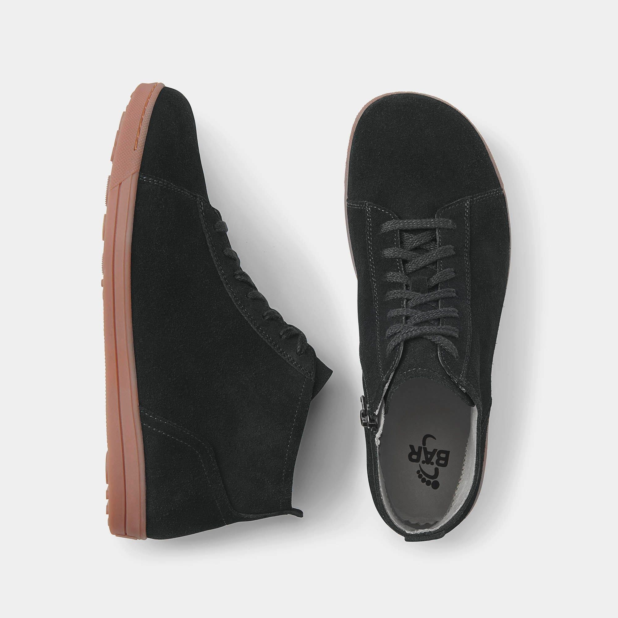 Schwarze Stiefeletten von oben. Rosa Sohle. BÄR-Logo innen. Breiter Schnitt.