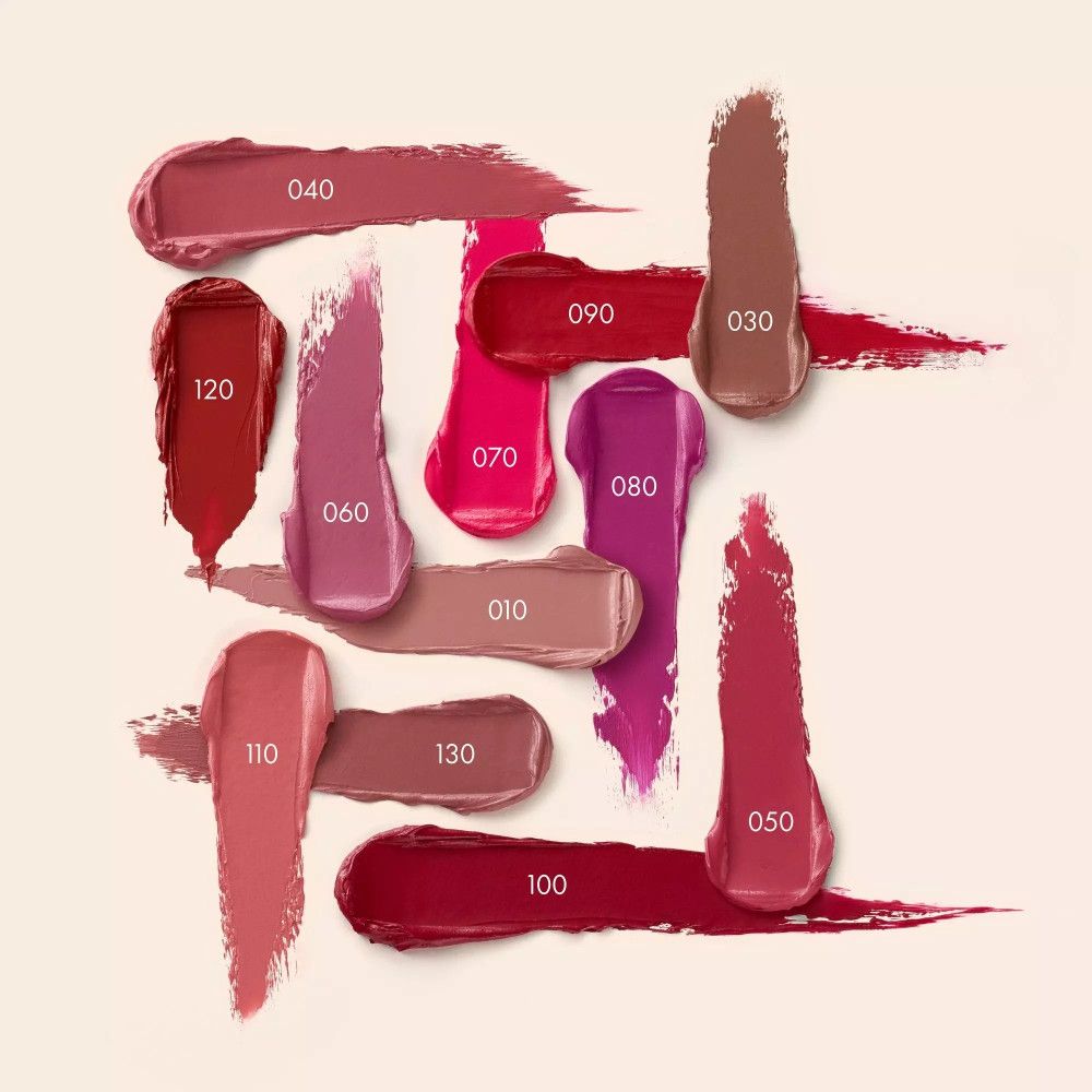 Nahaufnahme von Lippen, die mit rotem Lippenstift bemalt sind. Die Lippen sind voll und glänzend.