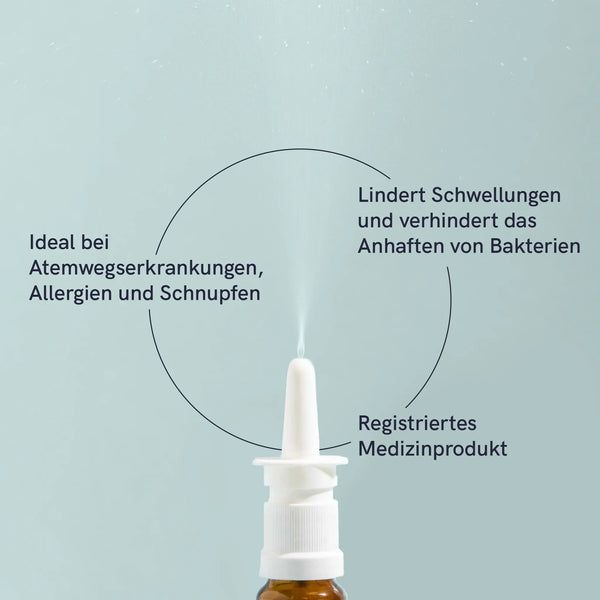 Nahaufnahme eines Nasensprays, das einen feinen Nebel abgibt. Text: Lindert Schwellungen, verhindert Bakterien. Medizinprodukt.