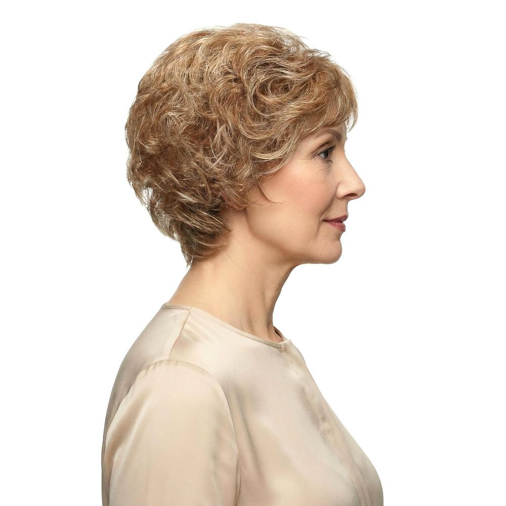 Kurzhaarperücke in Blondtönen. Seitenansicht einer Frau mit Perücke. Wellige Struktur, natürlicher Look.