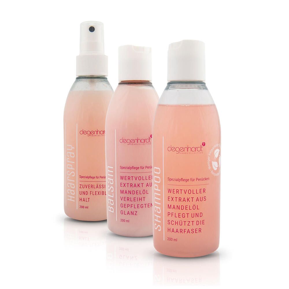 Drei Flaschen mit rosa Flüssigkeit. Beschriftung: Haarspay, Balsam, Shampoo. Markenname: degenhardt. Weiße Deckel, transparente Flaschen.