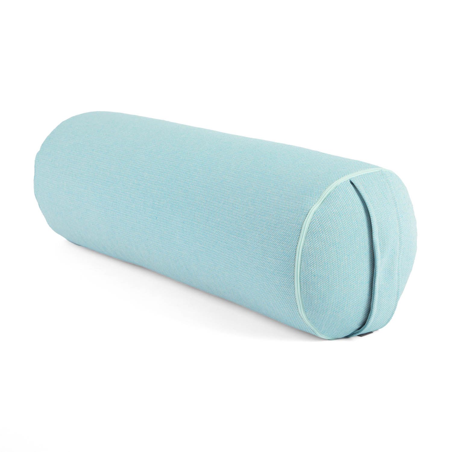 Hellblaues Yoga-Bolster in zylindrischer Form. Aus Stoff. Auf weißem Hintergrund.