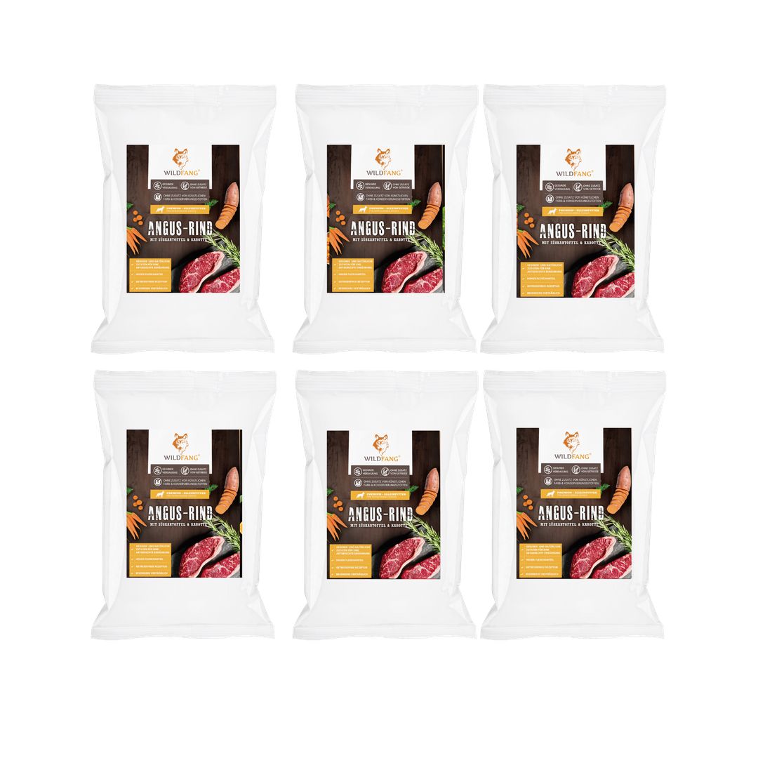 Sechs Beutel Wildfang Trockenfutter, Angus-Rind. Weiße Verpackung mit Produktabbildung und Logo. Aufschrift: Angus-Rind.